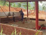Aufbau der Halle mit heimischen Arbeitskräften
seit 2002